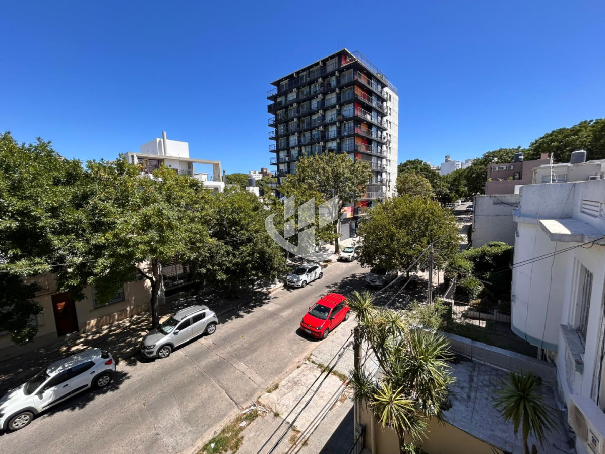 Casa ID.2460 - Casa 3 Dorm. En Venta en Pocitos con Garaje, Patio, Barbacoa y Azotea