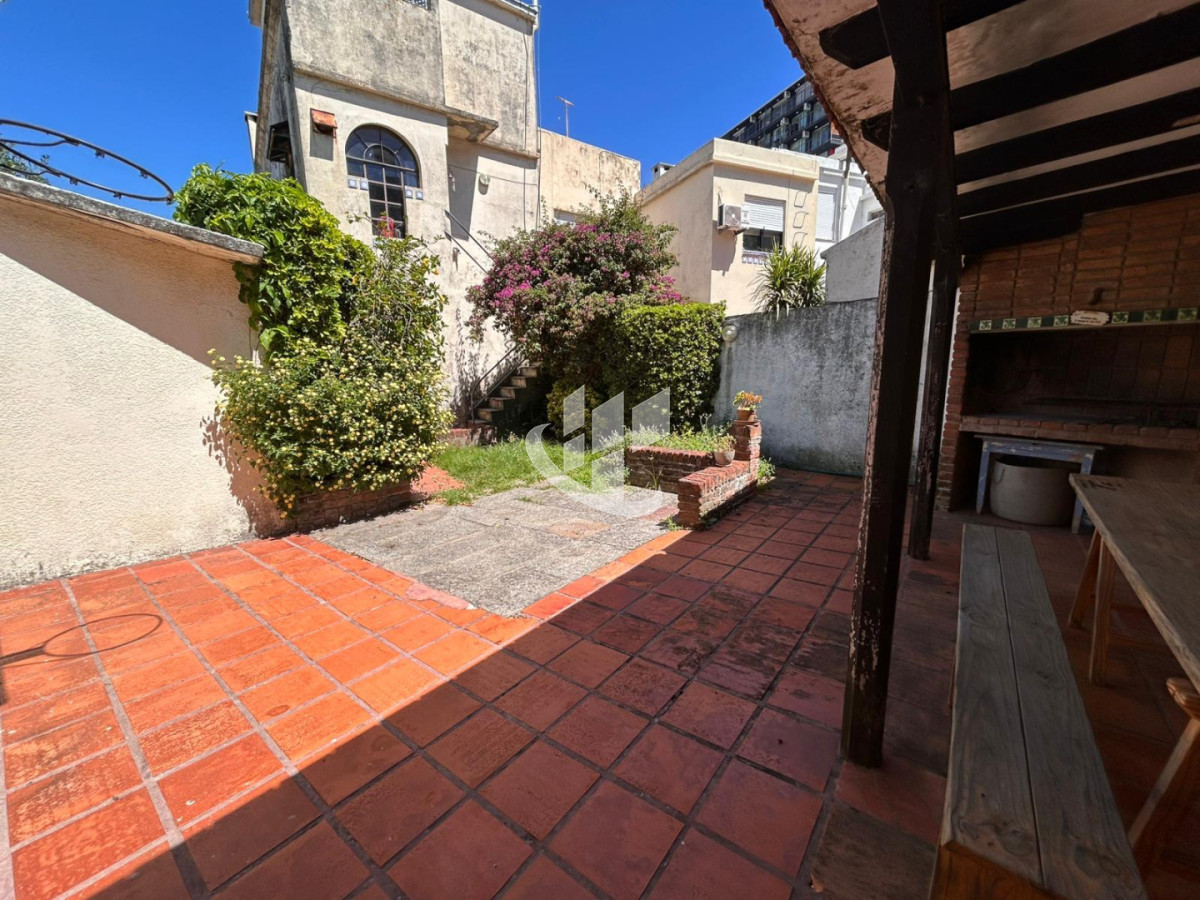 Casa ID.2460 - Casa 3 Dorm. En Venta en Pocitos con Garaje, Patio, Barbacoa y Azotea