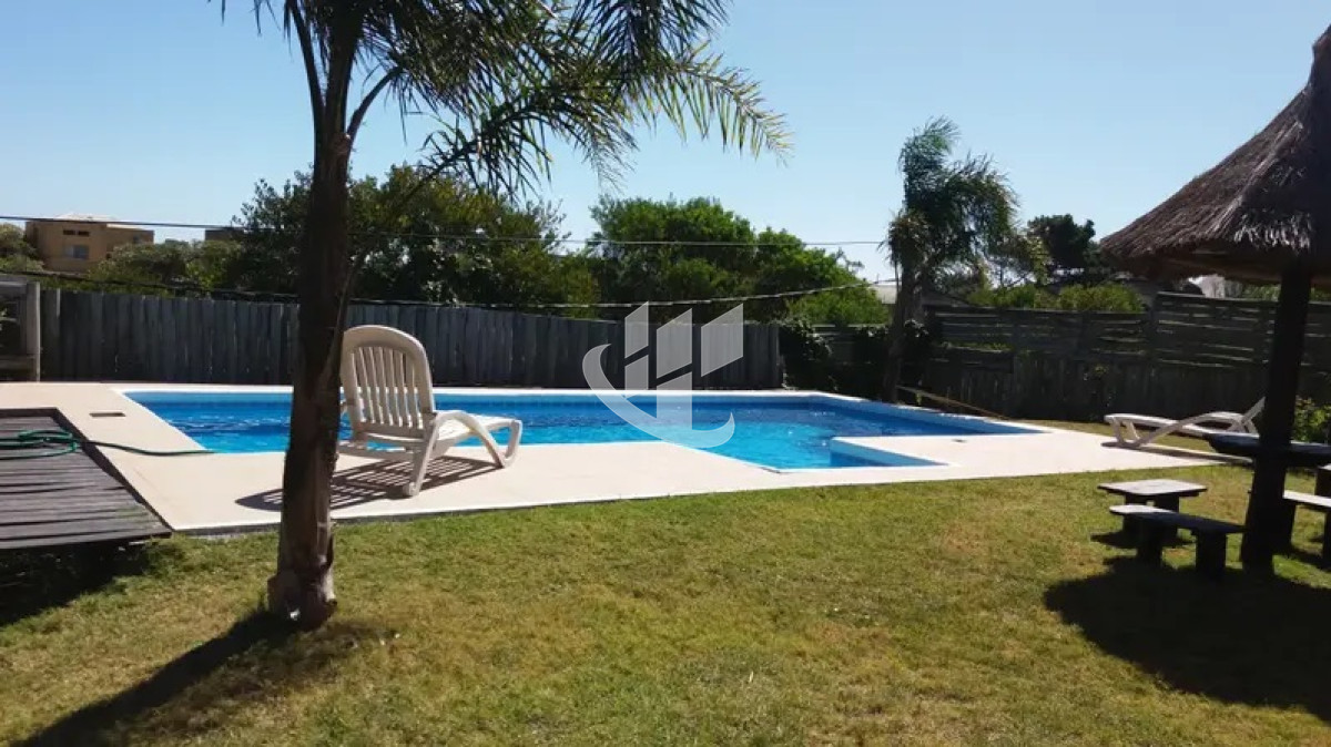 Casa ID.1436 - PUNTA BALLENA TIO TOM COMODA CASA 5 DORMITORIOS, PISCINA 