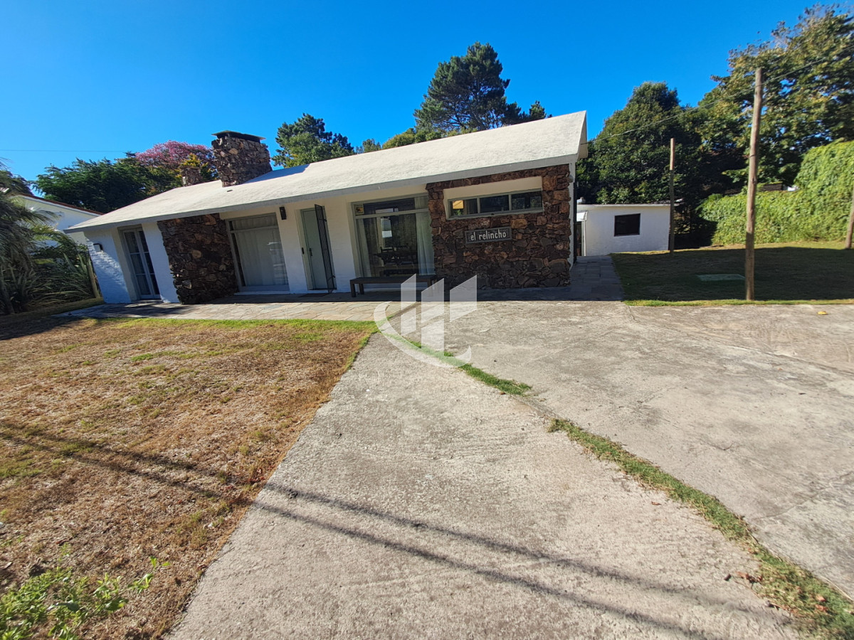 Casa ID.2470 - PUNTA DEL ESTE PINARES CASA DE 3 DORMITORIOS Y PARRILLERO EN VENTA