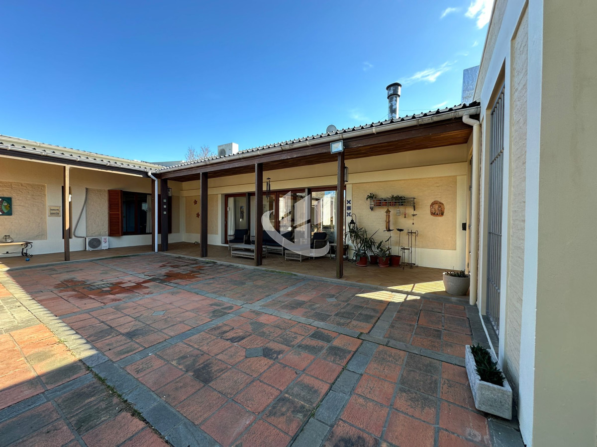 Casa ID.1419 - CASA CENTRICA EN MERCEDES LISTA PARA INGRESAR, CON 1.000 M2 DE TERRENO