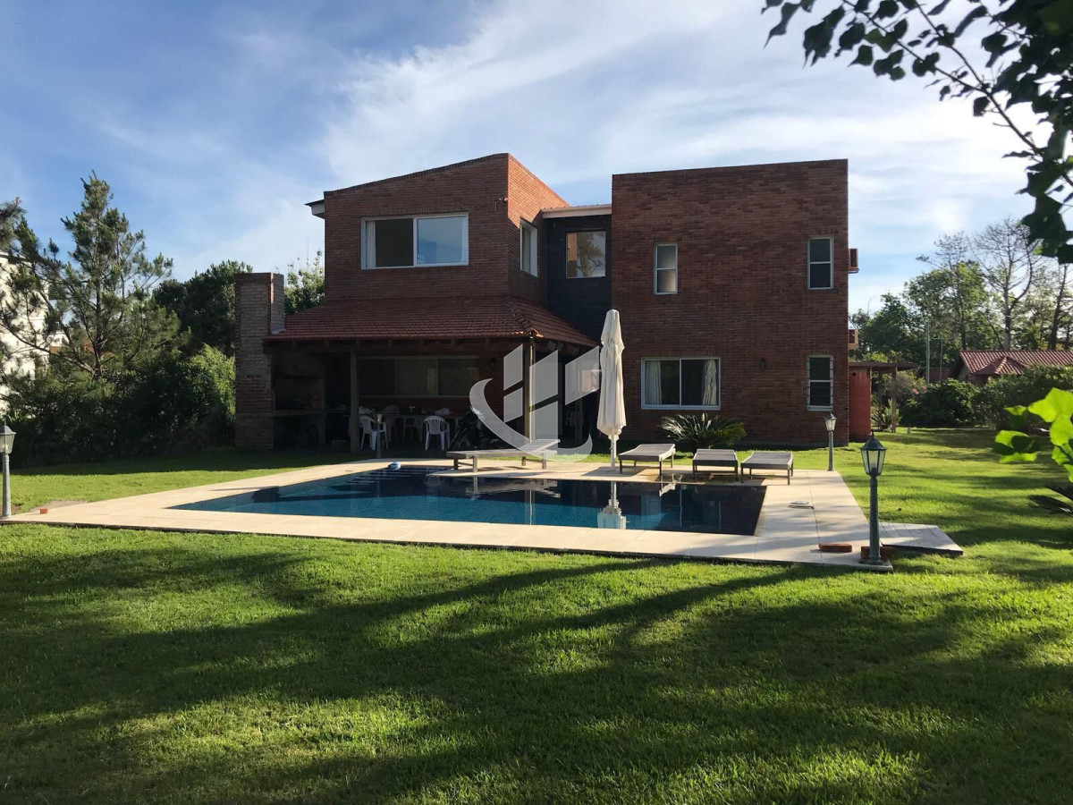 Casa ID.1434 - PUNTA BALLENA TIO TOM CASA DE 5 DORMITORIOS CON PISCINA CLIMATIZADA