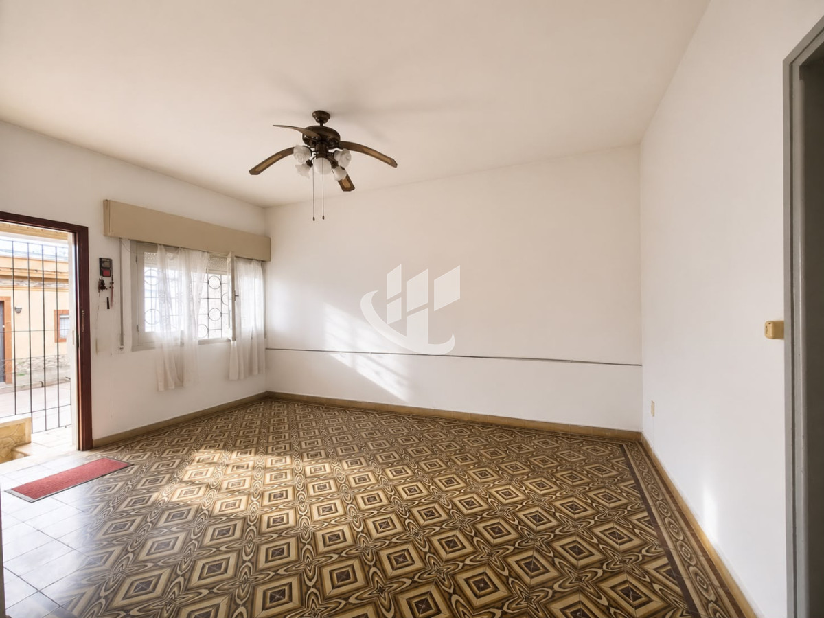 Casa ID.2820 - CASA DE 2 DORMITORIOS CON MUCHO POTENCIAL