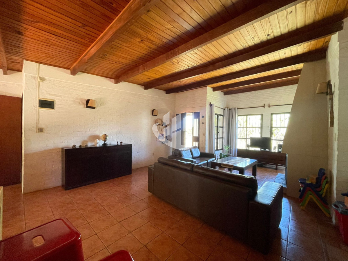 Casa ID.2525 - COMODIDAD Y ESPACIO: CASA DE 3 DORMITORIOS CON GRAN FONDO