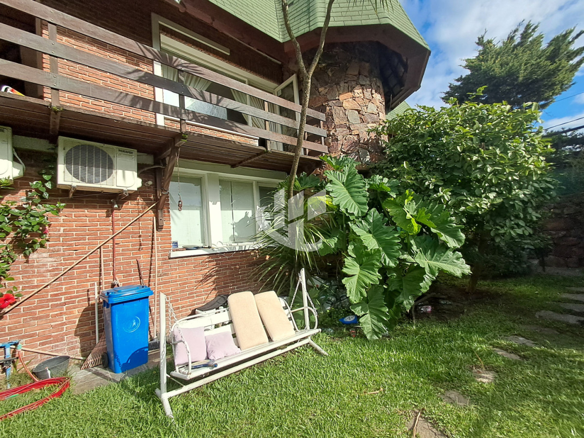 Casa ID.2532 - PUNTA DEL ESTE LAS DELICIAS GRAN CASA DE 5 DORMITORIOS PISCINA CANCHA DE PADLE EN VENTA