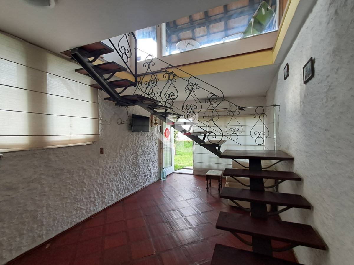 Casa ID.2532 - PUNTA DEL ESTE LAS DELICIAS GRAN CASA DE 5 DORMITORIOS PISCINA CANCHA DE PADLE EN VENTA