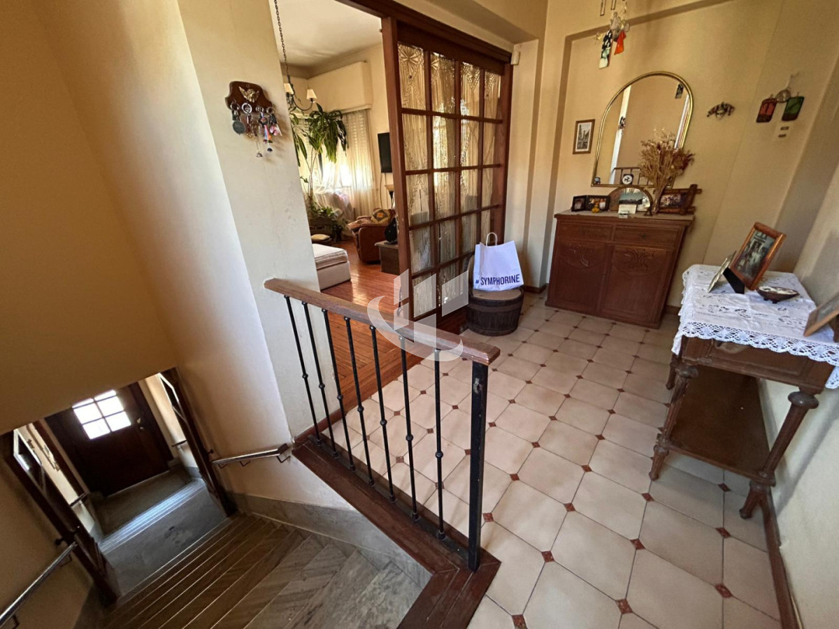 Casa ID.2460 - Casa 3 Dorm. En Venta en Pocitos con Garaje, Patio, Barbacoa y Azotea