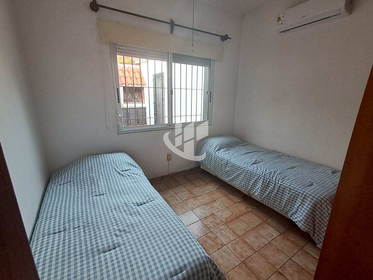 Casa ID.1798 - PUNTA DEL ESTE LAS DELICIAS HERMOSA CASA DE 3 DORMITORIOS 2 BAÑOS PARRILLERO CERCADA