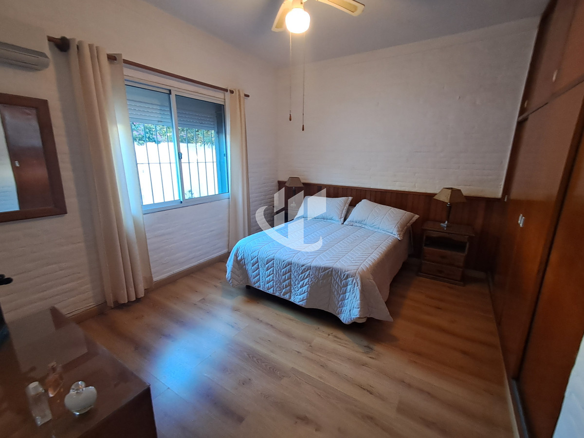 Casa ID.1798 - PUNTA DEL ESTE LAS DELICIAS HERMOSA CASA DE 3 DORMITORIOS 2 BAÑOS PARRILLERO CERCADA