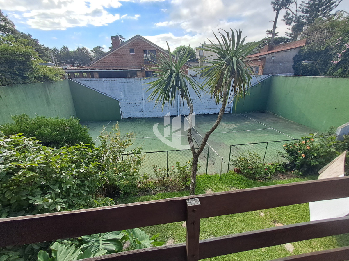 Casa ID.2532 - PUNTA DEL ESTE LAS DELICIAS GRAN CASA DE 5 DORMITORIOS PISCINA CANCHA DE PADLE EN VENTA