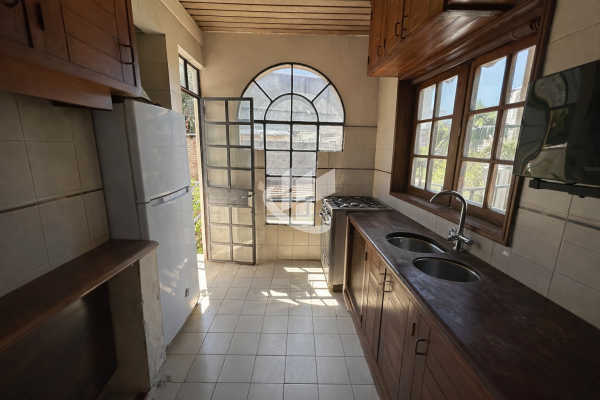 Casa ID.2460 - Casa 3 Dorm. En Venta en Pocitos con Garaje, Patio, Barbacoa y Azotea