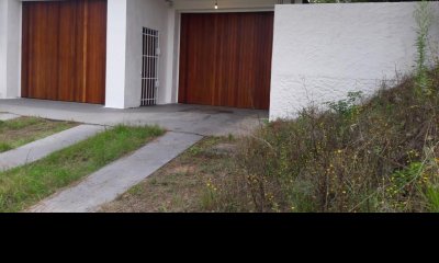 CASA EN VENTA CON TERRENO Y MEJORAS .EXCELENTE PARA COMERCIO.
