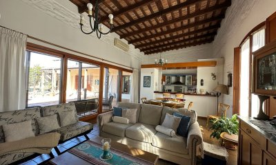 CASA CENTRICA EN MERCEDES LISTA PARA INGRESAR, CON 1.000 M2 DE TERRENO