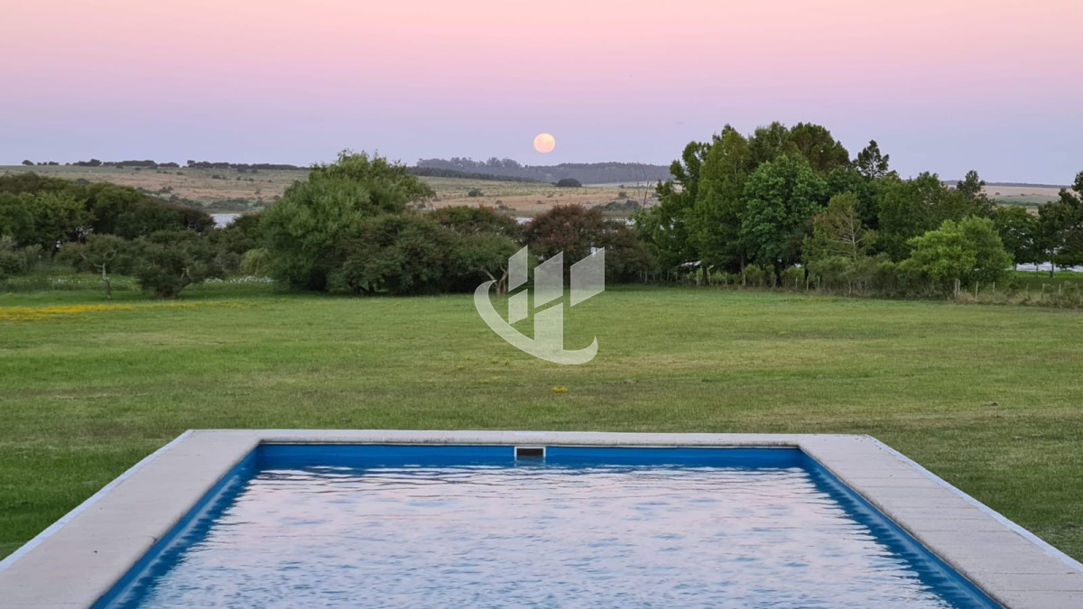 Chacra ID.2263 - PUNTA DEL ESTE LAGUNA DE LOS CISNES CHACRA DE 7 HAS 4 SUITES Y DEPENDENCIA DE SERVICIO PISCINA
