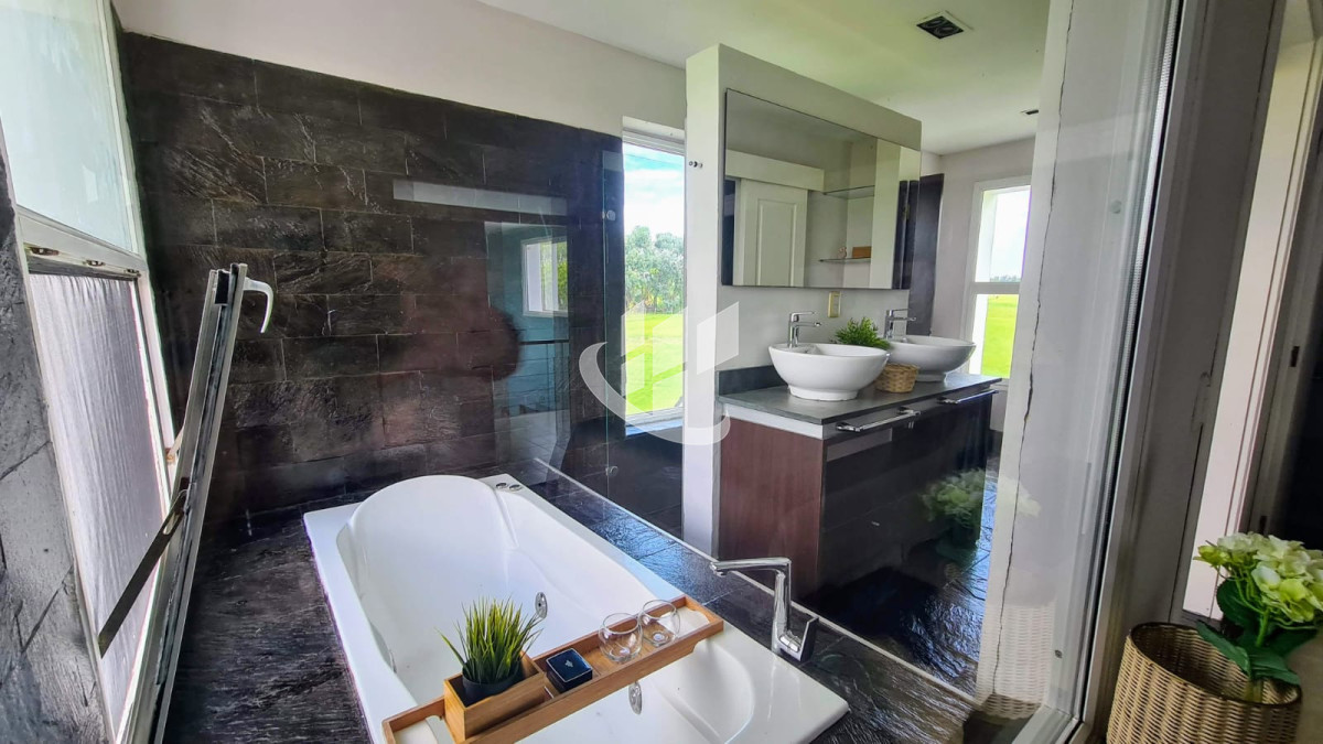 Chacra ID.2263 - PUNTA DEL ESTE LAGUNA DE LOS CISNES CHACRA DE 7 HAS 4 SUITES Y DEPENDENCIA DE SERVICIO PISCINA