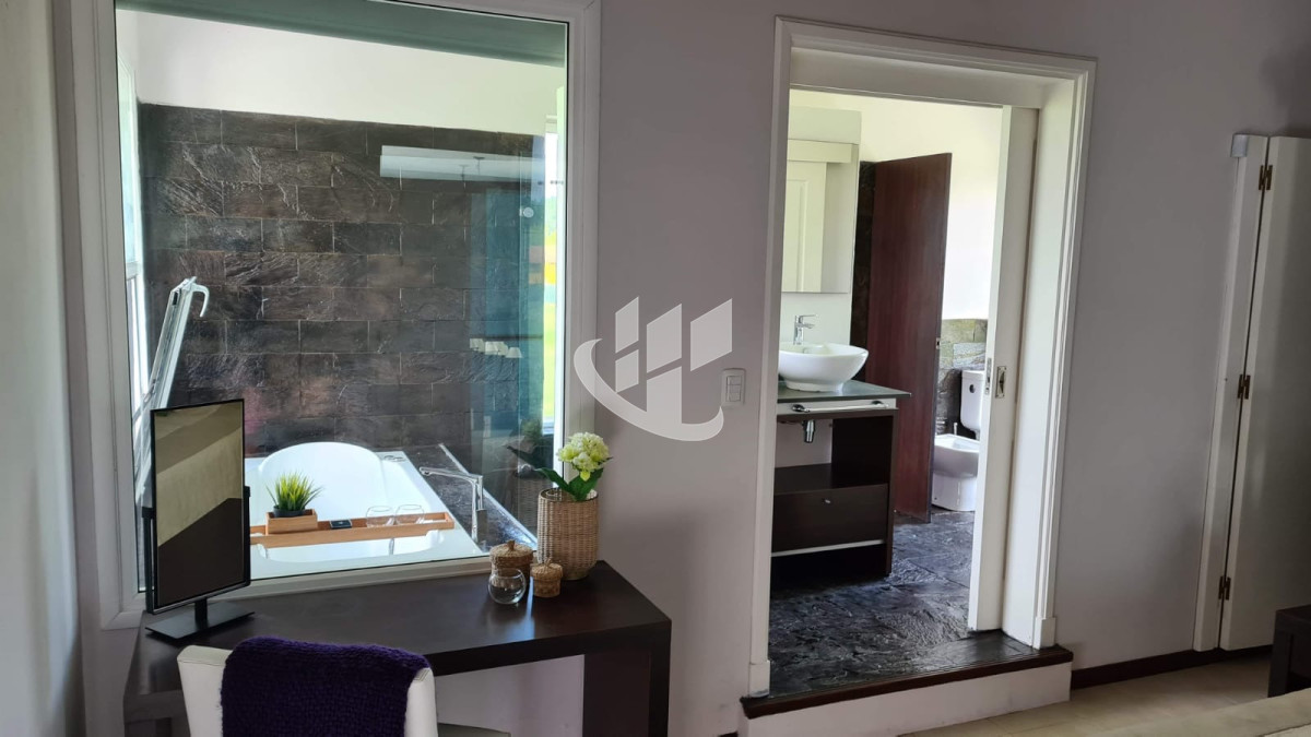 Chacra ID.2263 - PUNTA DEL ESTE LAGUNA DE LOS CISNES CHACRA DE 7 HAS 4 SUITES Y DEPENDENCIA DE SERVICIO PISCINA