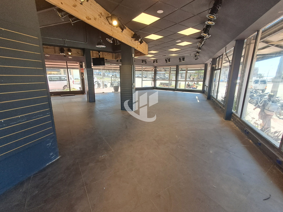 Local Comercial ID.2483 - PUNTA DEL ESTE PENINSULA LOCAL COMERCIAL CON EXCELENTE UBICACION