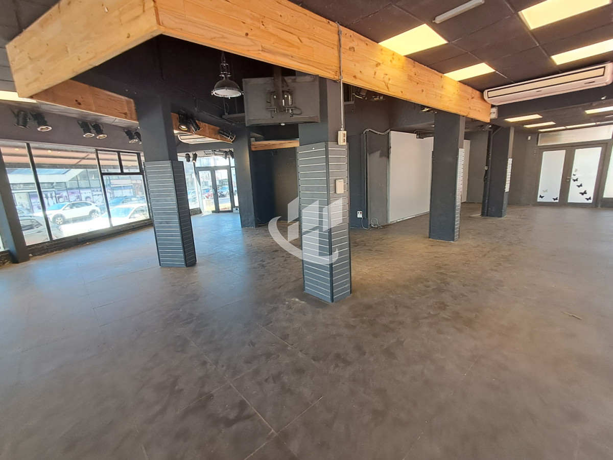 Local Comercial ID.2483 - PUNTA DEL ESTE PENINSULA LOCAL COMERCIAL CON EXCELENTE UBICACION