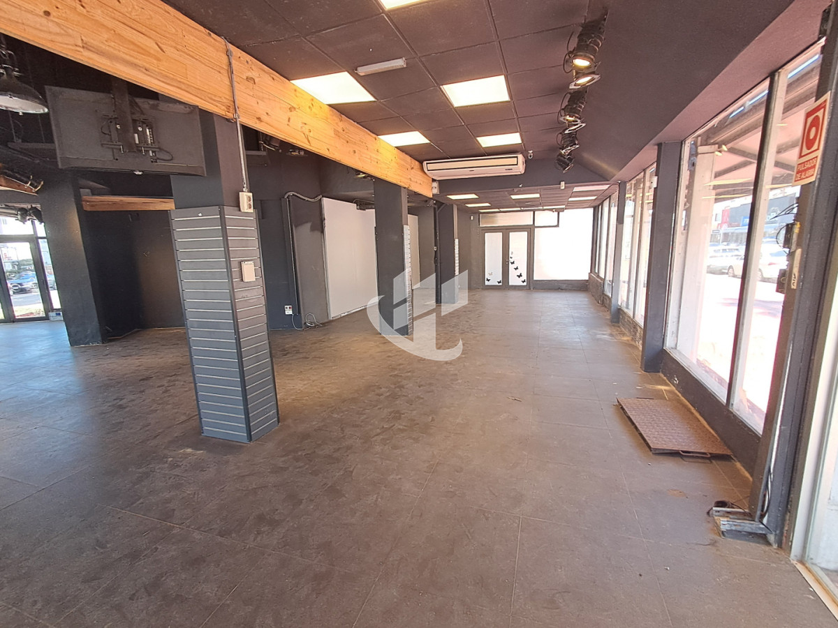 Local Comercial ID.2483 - PUNTA DEL ESTE PENINSULA LOCAL COMERCIAL CON EXCELENTE UBICACION