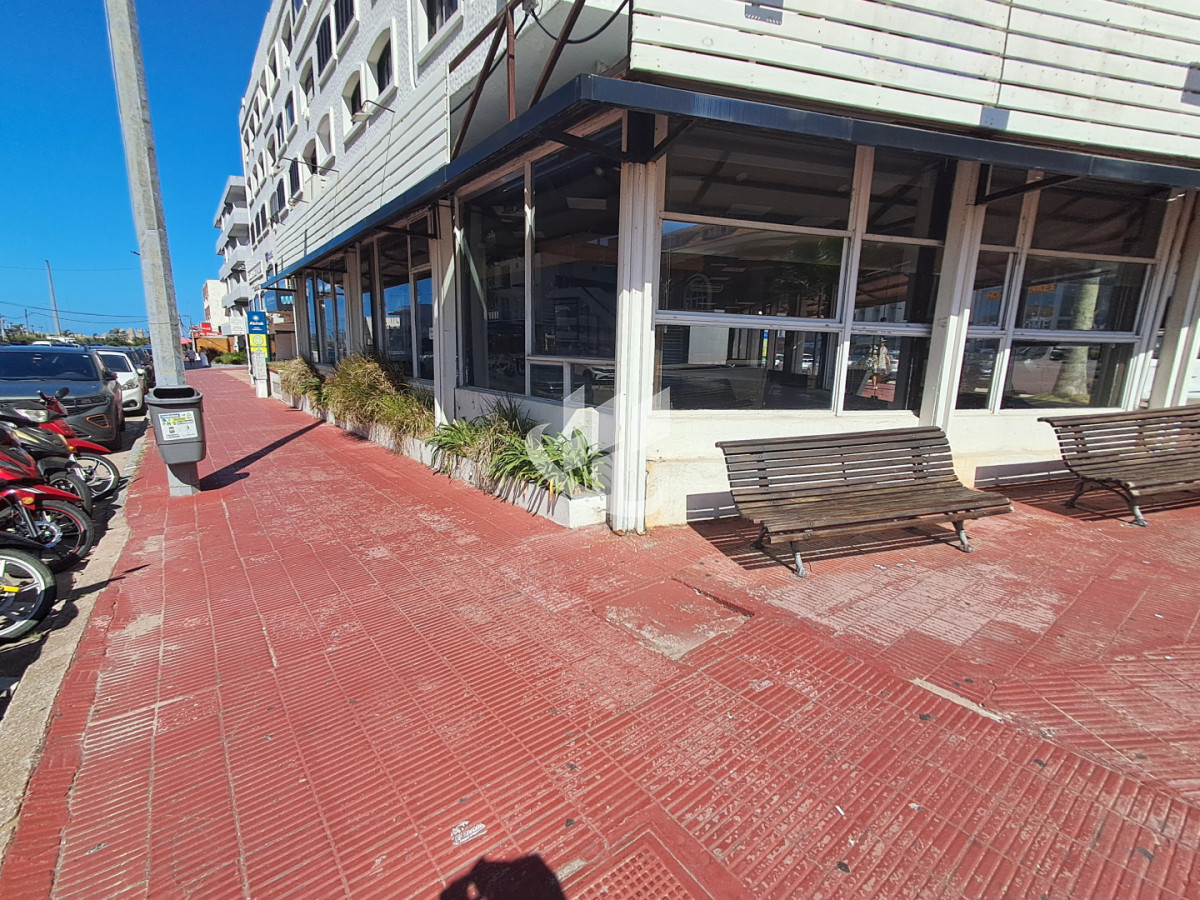 Local Comercial ID.2483 - PUNTA DEL ESTE PENINSULA LOCAL COMERCIAL CON EXCELENTE UBICACION