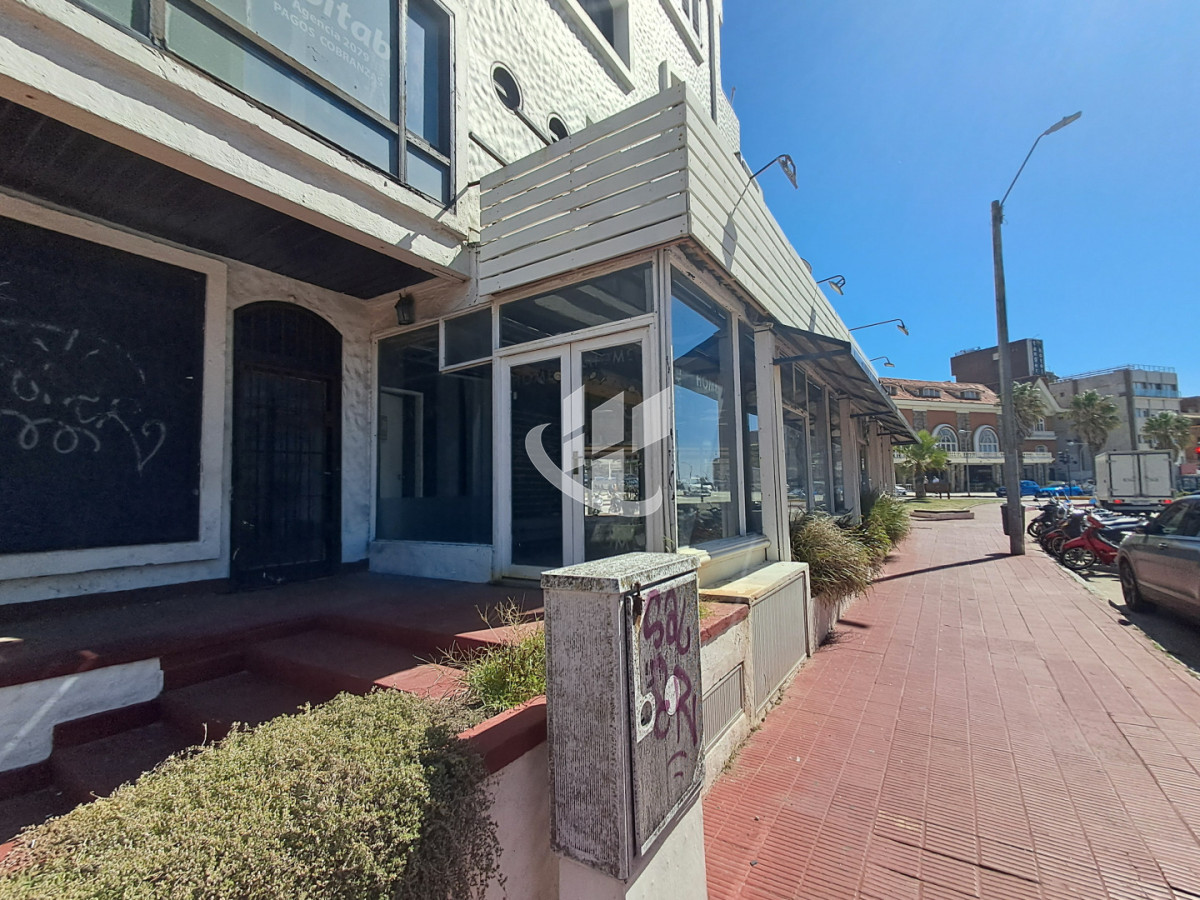 Local Comercial ID.2483 - PUNTA DEL ESTE PENINSULA LOCAL COMERCIAL CON EXCELENTE UBICACION