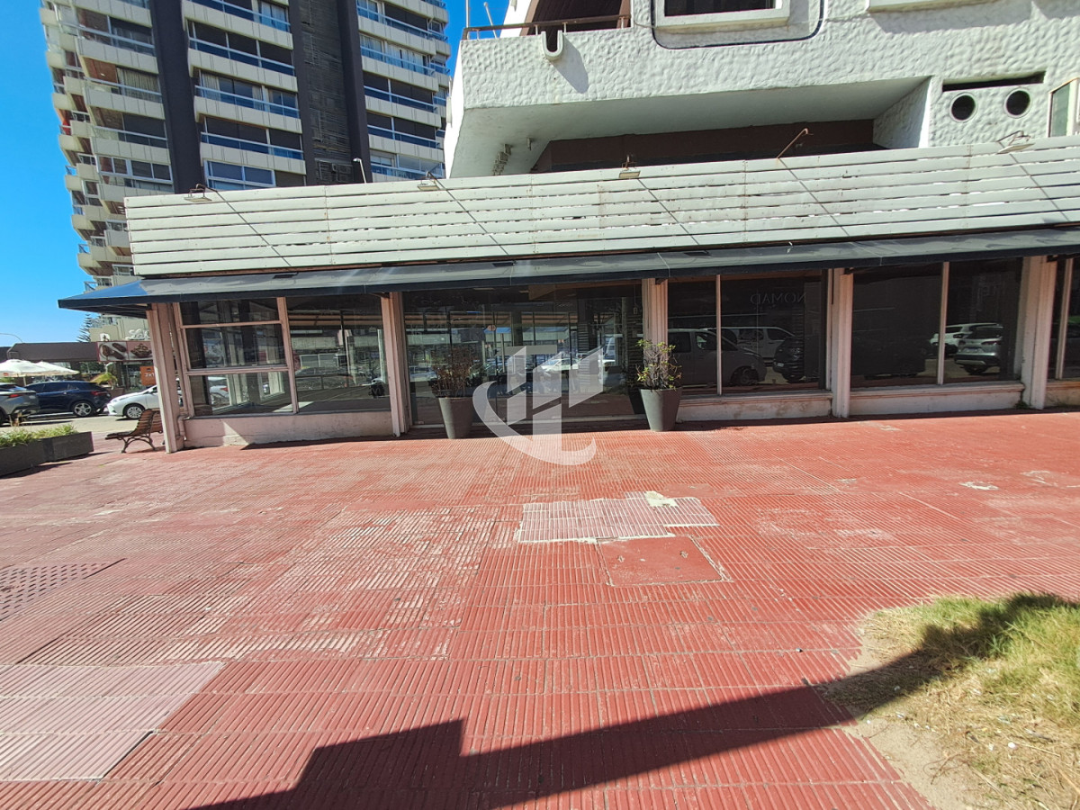 Local Comercial ID.2483 - PUNTA DEL ESTE PENINSULA LOCAL COMERCIAL CON EXCELENTE UBICACION