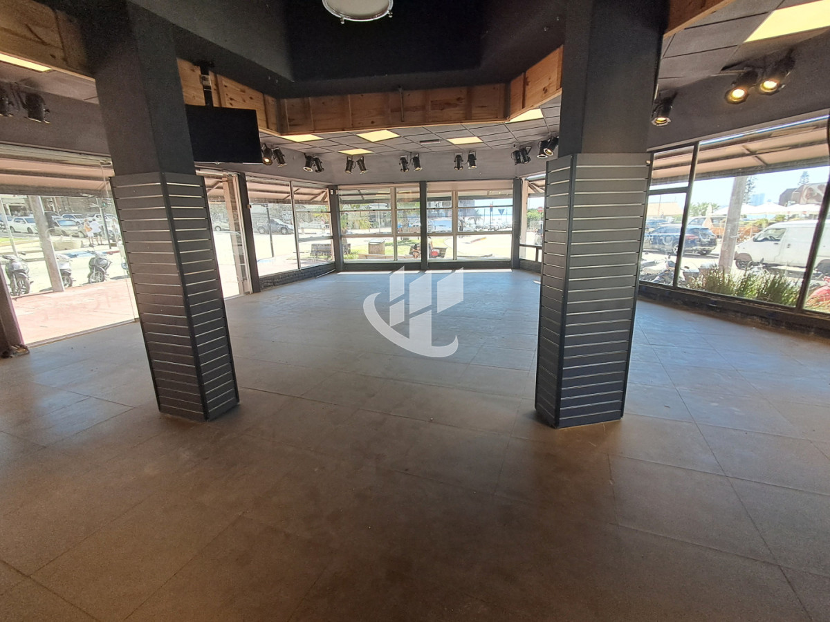 Local Comercial ID.2483 - PUNTA DEL ESTE PENINSULA LOCAL COMERCIAL CON EXCELENTE UBICACION