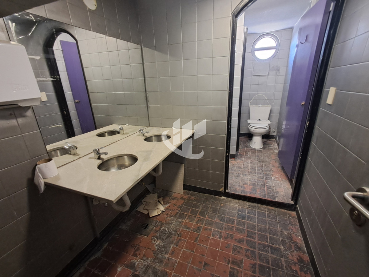 Local Comercial ID.2483 - PUNTA DEL ESTE PENINSULA LOCAL COMERCIAL CON EXCELENTE UBICACION