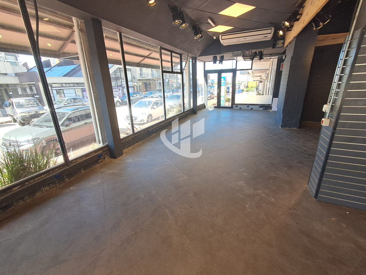 Local Comercial ID.2483 - PUNTA DEL ESTE PENINSULA LOCAL COMERCIAL CON EXCELENTE UBICACION