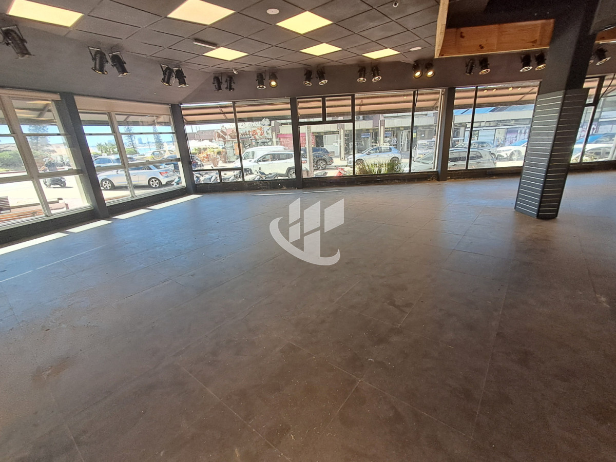 Local Comercial ID.2483 - PUNTA DEL ESTE PENINSULA LOCAL COMERCIAL CON EXCELENTE UBICACION