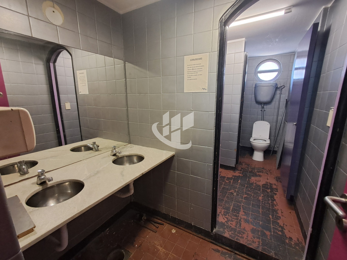 Local Comercial ID.2483 - PUNTA DEL ESTE PENINSULA LOCAL COMERCIAL CON EXCELENTE UBICACION