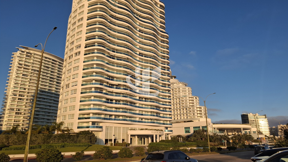 Apartamento ID.2036 - Alquiler Anual, 4 dormitorios, 5 baños, primera linea, Mansa, Punta del Este