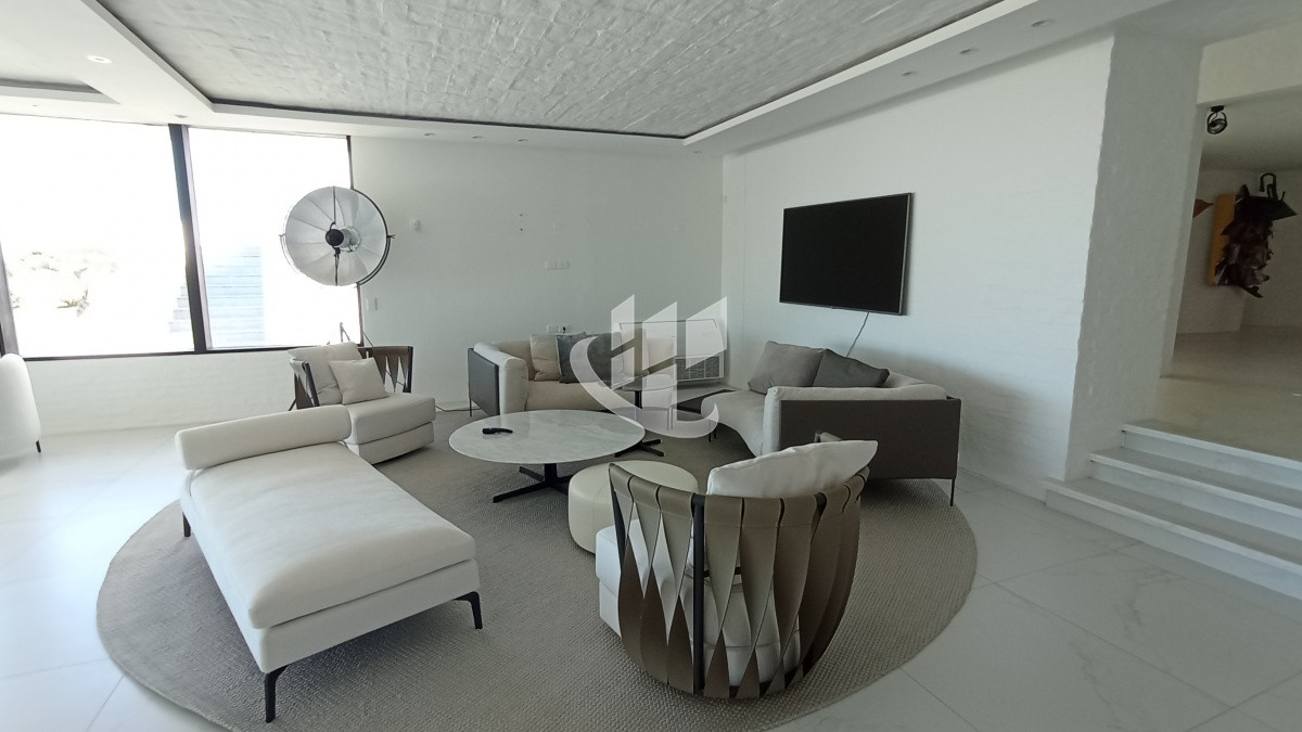 Apartamento ID.2205 - PUNTA DEL ESTE MANSA A ESTRENAR 3 DORMITORIOS Y DEPENDENCIA BALCON CON PARRILLERO