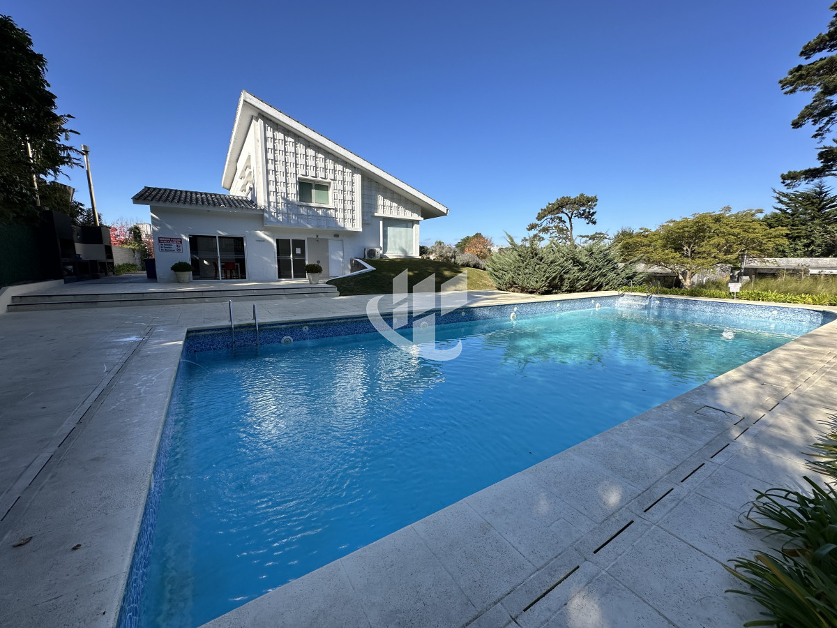 Apartamento ID.1964 - En venta y alquiler anual apartamento de 1 y medio dormitorios en Punta del Este 