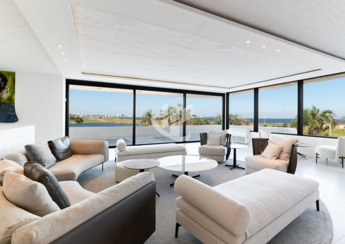 Apartamento ID.2205 - PUNTA DEL ESTE MANSA A ESTRENAR 3 DORMITORIOS Y DEPENDENCIA BALCON CON PARRILLERO