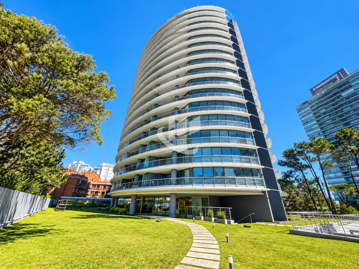Apartamento ID.3005 - PUNTA DEL ESTE AV ROOSEVELT 2 DORMITORIOS EN SUITE AMPLIO BALCON GARAGE AMENITIES