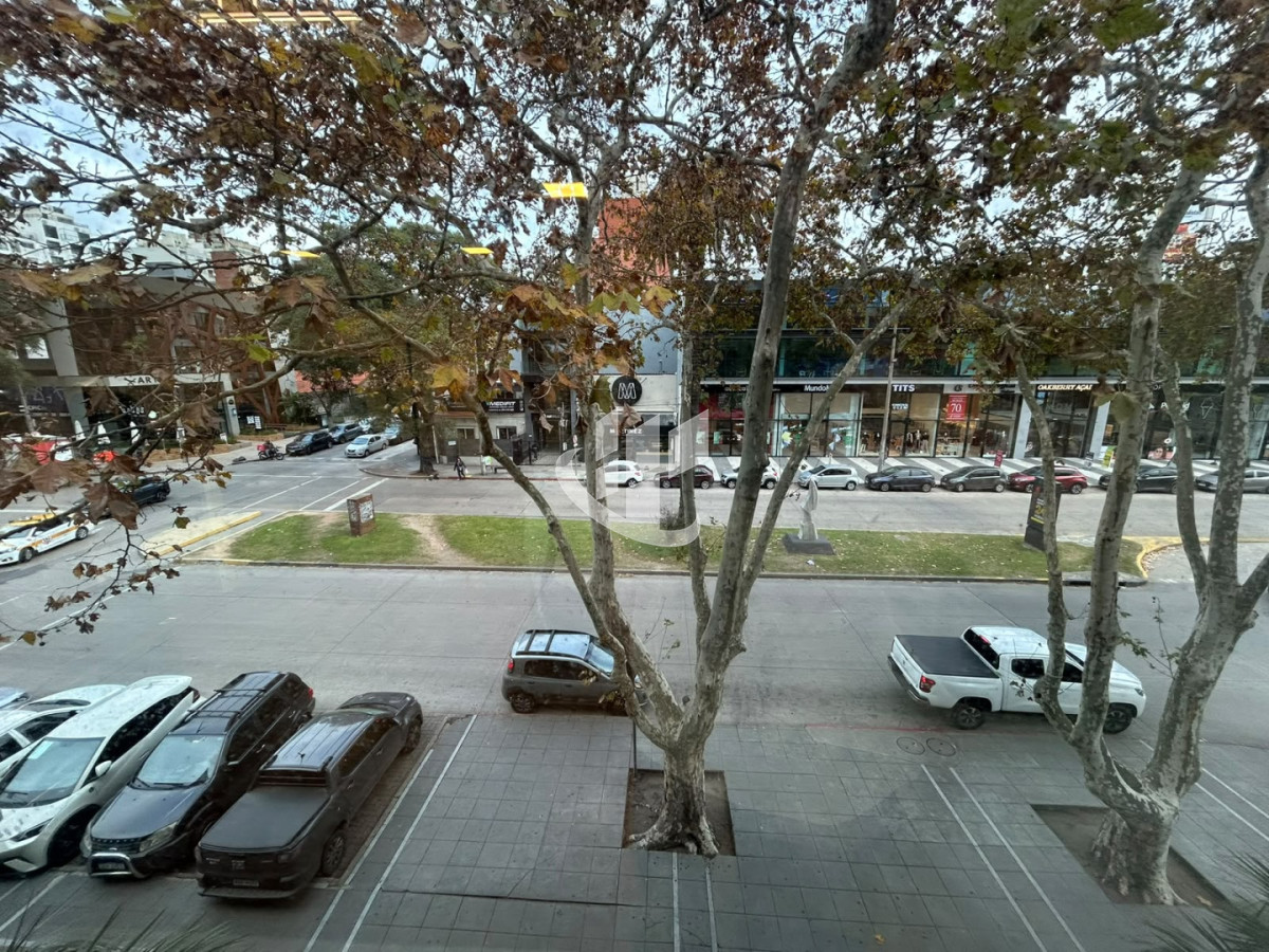 Oficina ID.2628 - Oficina en alquiler en WTC Montevideo, Garaje, Seguridad 24 hs