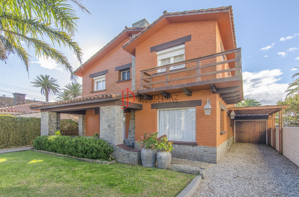 CASA EN VENTA EN LA PENÍNSULA DE PUNTA DEL ESTE. - JDI5739C