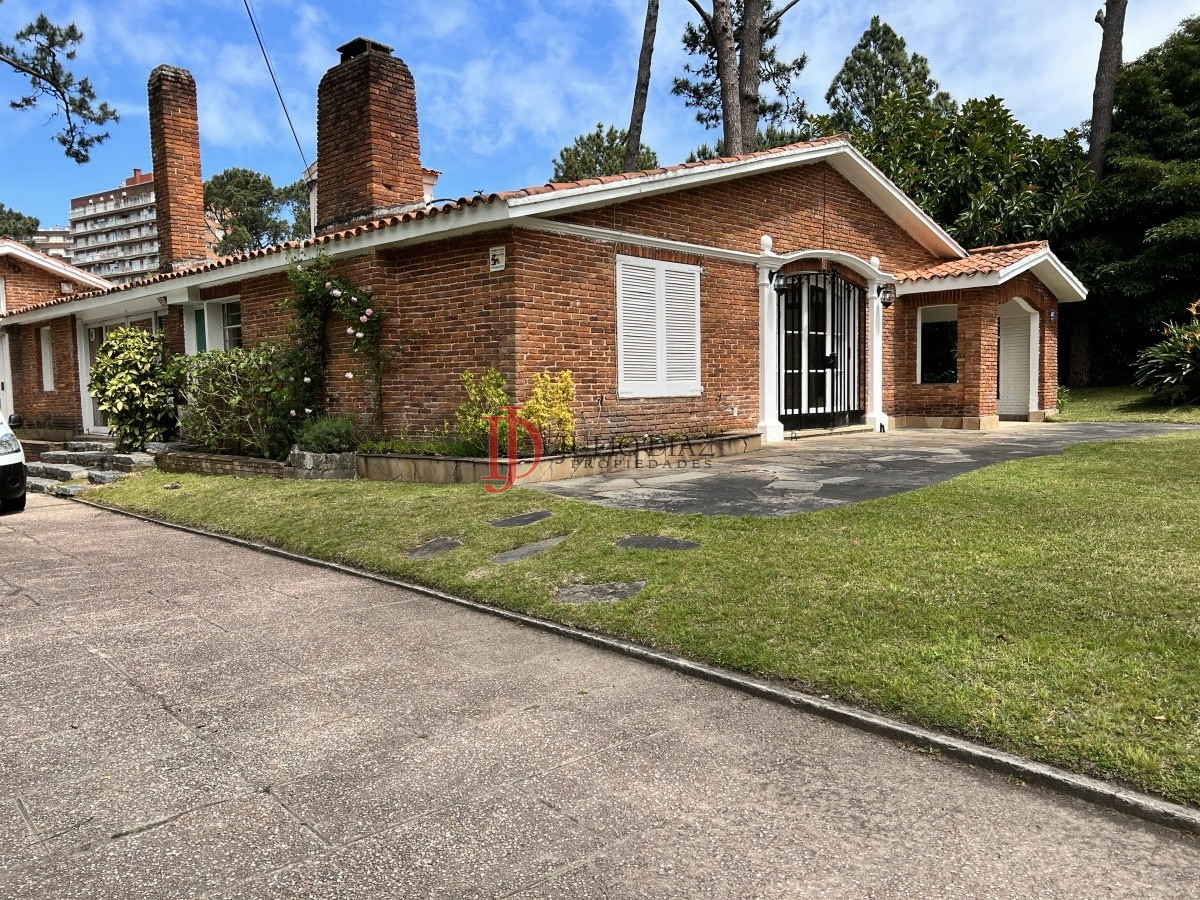 Casa ubicada sobre importante avenida - JDI7348C