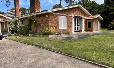 Casa ubicada sobre importante avenida