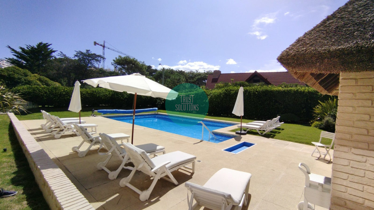 Apartamento ID.656 - Venta y Alquiler de Temporada Apto 3D y dep huéspedes Brava Punta con Piscina y Parrillero 