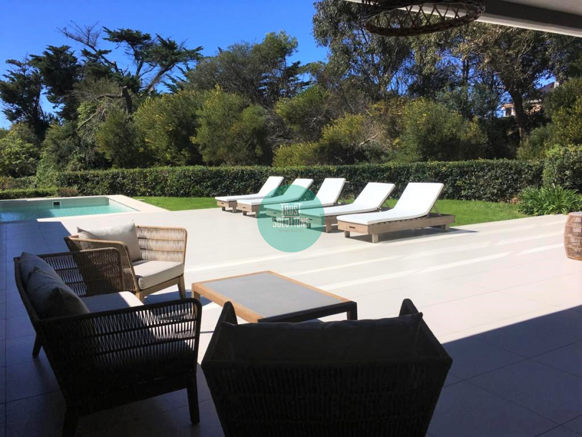 Apartamento ID.472 - Venta y Alquiler Anual Apto 3 Suites y dep serv Brava Punta con  Piscina propia 