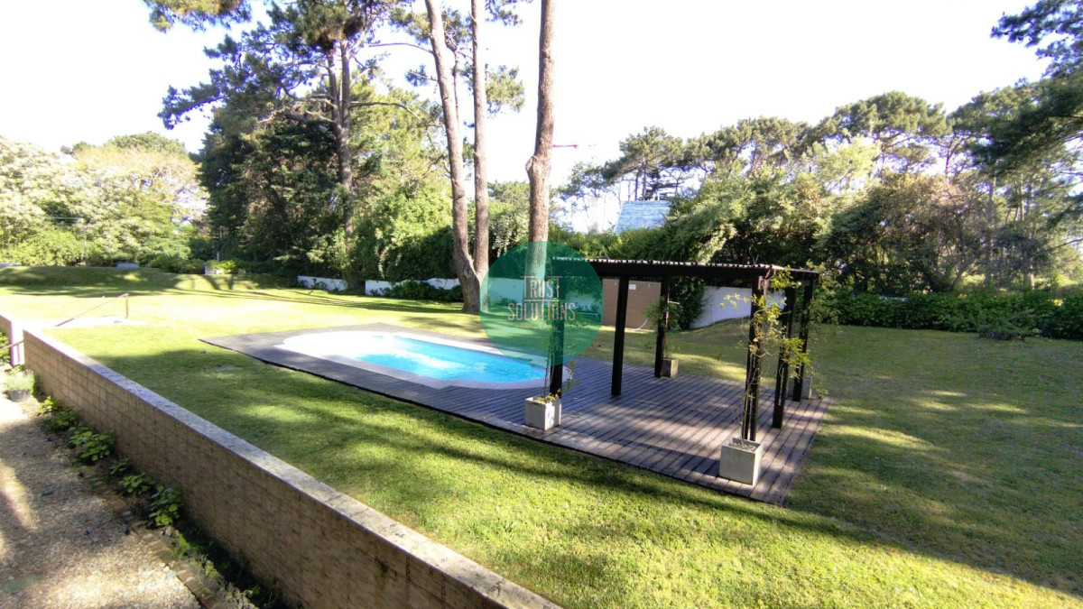 Apartamento ID.350 - Venta y Alquiler Anual Apto 2D Brava Punta con Parrillero propio y Amenities 