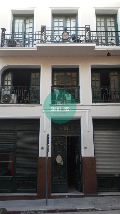 Apartamento ID.1134 - Venta Edificio Ciudad Vieja OPORTUNIDAD RECICLAJE!!  4 pisos muy buen estado general 