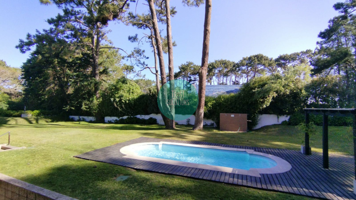 Apartamento ID.350 - Venta y Alquiler Anual Apto 2D Brava Punta con Parrillero propio y Amenities 