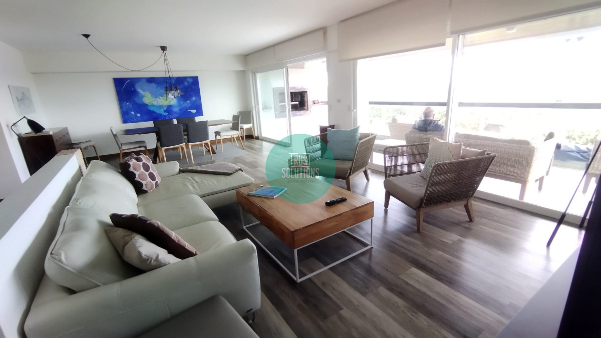 Apartamento ID.656 - Venta y Alquiler de Temporada Apto 3D y dep huéspedes Brava Punta con Piscina y Parrillero 