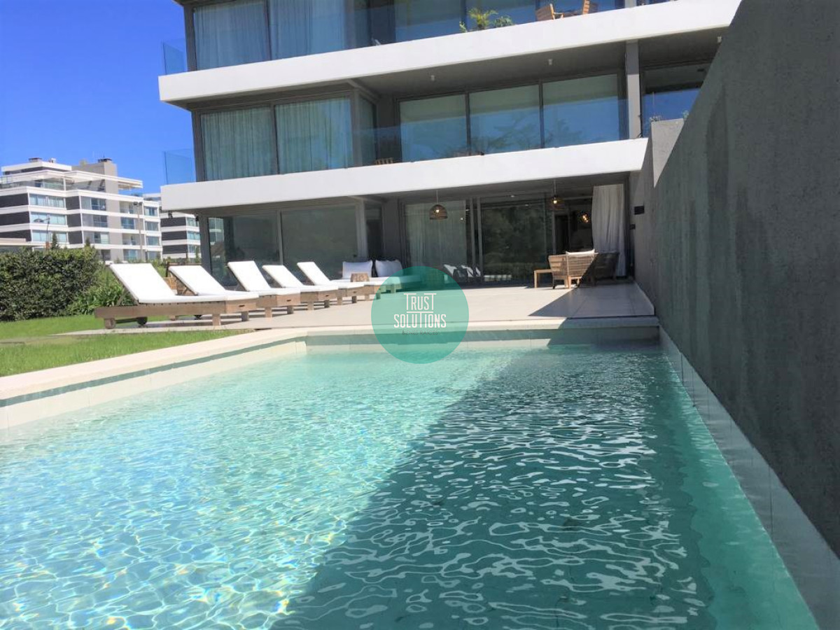 Apartamento ID.472 - Venta y Alquiler Anual Apto 3 Suites y dep serv Brava Punta con  Piscina propia 