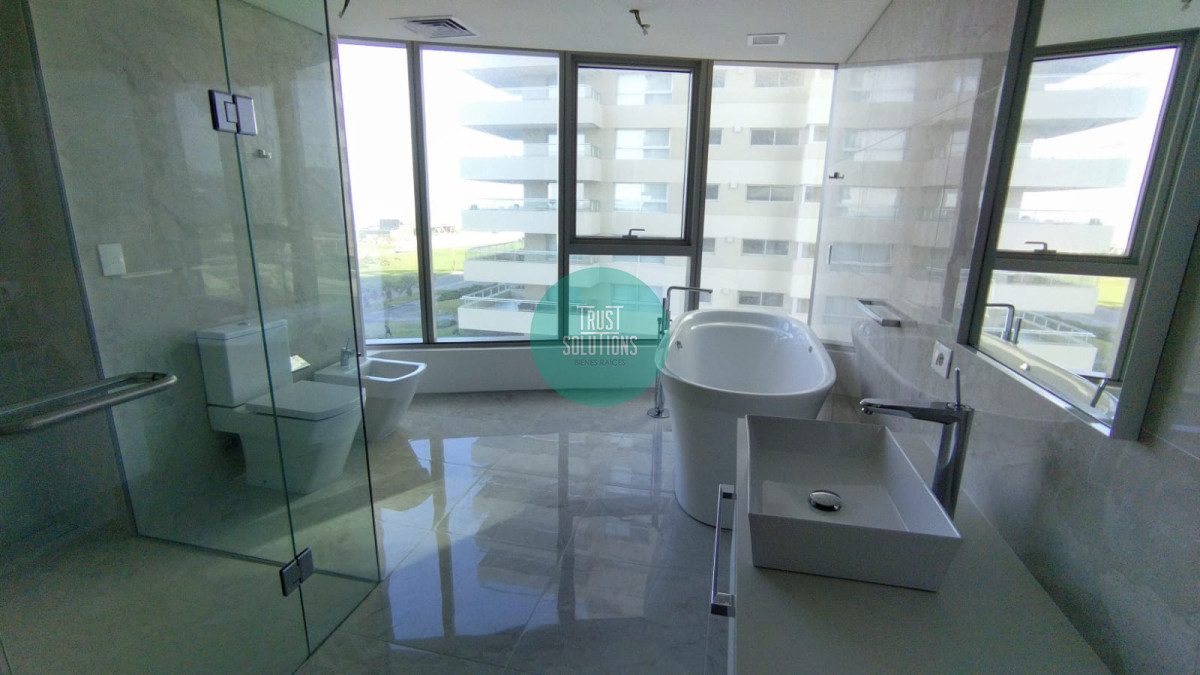 Apartamento ID.670 - Venta Apartamento Punta Piso Espectacular Torre Trump 3 suites, Dep.Serv. 