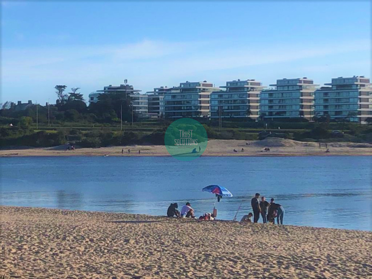 Apartamento ID.472 - Venta y Alquiler Anual Apto 3 Suites y dep serv Brava Punta con  Piscina propia 