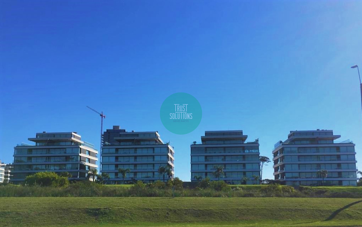Apartamento ID.472 - Venta y Alquiler Anual Apto 3 Suites y dep serv Brava Punta con  Piscina propia 